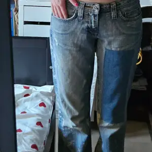 Lågmidjade jeans med blekningar ifrån Hippie. Passar XS/S och någon som är 170 eller över. Har en slitning på låret under 