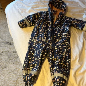 Regn overall  - Regn overall i storlek 80 som är lite varma och sköna och väldigt bekväma till småbarn. 