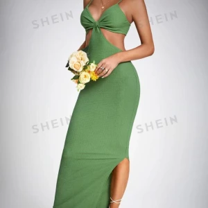 Klänning - Aldrig använd då jag inte var bekväm i den🥲men så himla snygg😱