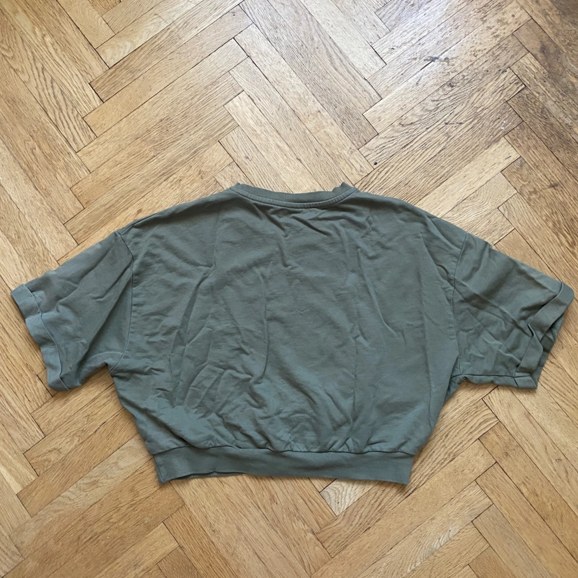 Croppad militärgrön topp  - 90