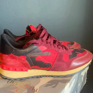 Valentino Rockrunner vinröd - Hej säljer nu mina Valentino Rockrunners då de ej kommer till användning. Lätt använda men finns inga större täcken på slitage. Lite smutsiga men inte som inte ska gå bort med lite vatten  Mvh Herman