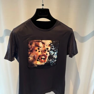 Limitato t-shirt - Väldigt bra skick 8/10 inte använd jättemycket.