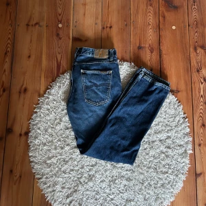 Nudie jeans  - Tjena, säljer nu mina tvär feta nudie jeans som är i storleken w 34 men sitter dom 32 L 32. Mitt pris 1099 nypris runt 2500. Pris kan diskuteras vid snabb affär, tveka inte att höra av er om fler bilder eller funderingar 🥂