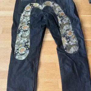 Mina gamla evisu jeans använder inte dem längre. Inte min grej liksom.