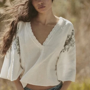 Blus med broderier på armarna  - Från zara💓 knappt använd, så inga defekter