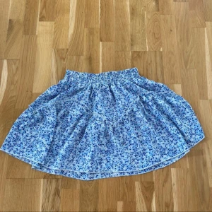 Blå kjol - Aldrig använd därav väljer jag att sälja den