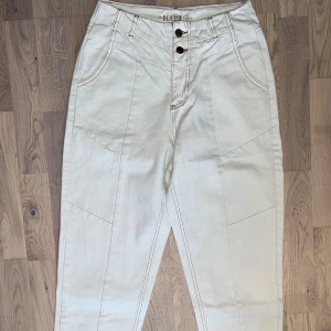 Créme färgade jeans - Créme färgade jeans från DENIM i storlek 36. Aldrig använda men utan prislapp. Ankel längd