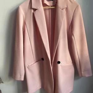 Kappa  - Ljus Rosa kappa från Gina tricot i väldigt bra skick Endast använd 3-4 gånger 