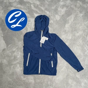 Woolrich Windbreaker (HELT NY) - Woolrich Windbreaker | Skick: 10/10 (HELT NY) | Strl M | Pris - 2199 | Tags sitter kvar, kvitto finns tillgängligt | Fraktar via Postnord eller Instabox på köparens bekostnad | Hör av dig vid minsta fråga eller fundering!