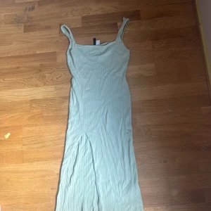 Pistagegrön bodycon klänning - Snygg mellanlång klänning från H&M