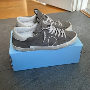 Philippe model skor  - Skick 7.5/10, inga fel på skorna, kvitto finns kvar! Passar även som 44 