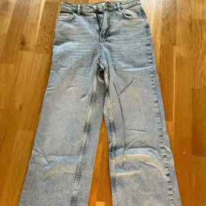 Snygga baggy jeans i storlek 34, endast använda en gång, mycket bra skick.