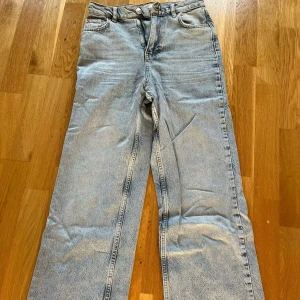 Baggy jeans - Snygga baggy jeans i storlek 34, endast använda en gång, mycket bra skick.