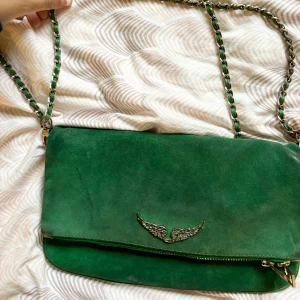 Zadig väska  - Äkta grön Zadig väska, köpt från zellpy själv. Önskade mig den när jag var yngre och därför kommer den aldrig till användning längre, dock en jättefin väska💗
