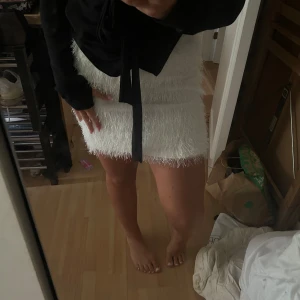 Kjol vit nakd  - En super fin och elegant kjol från nakd  Inköpt 2021 Nypris 399 