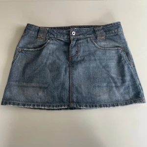 Jeanskjol mini - Så fin mini kjol från Only i strl 38. Jättefint skick.   Obs då kjolen är för stor för mig i 34 har jag satt klämmor baktill för att visa hur den ser ut på.  Frakt tillkommer