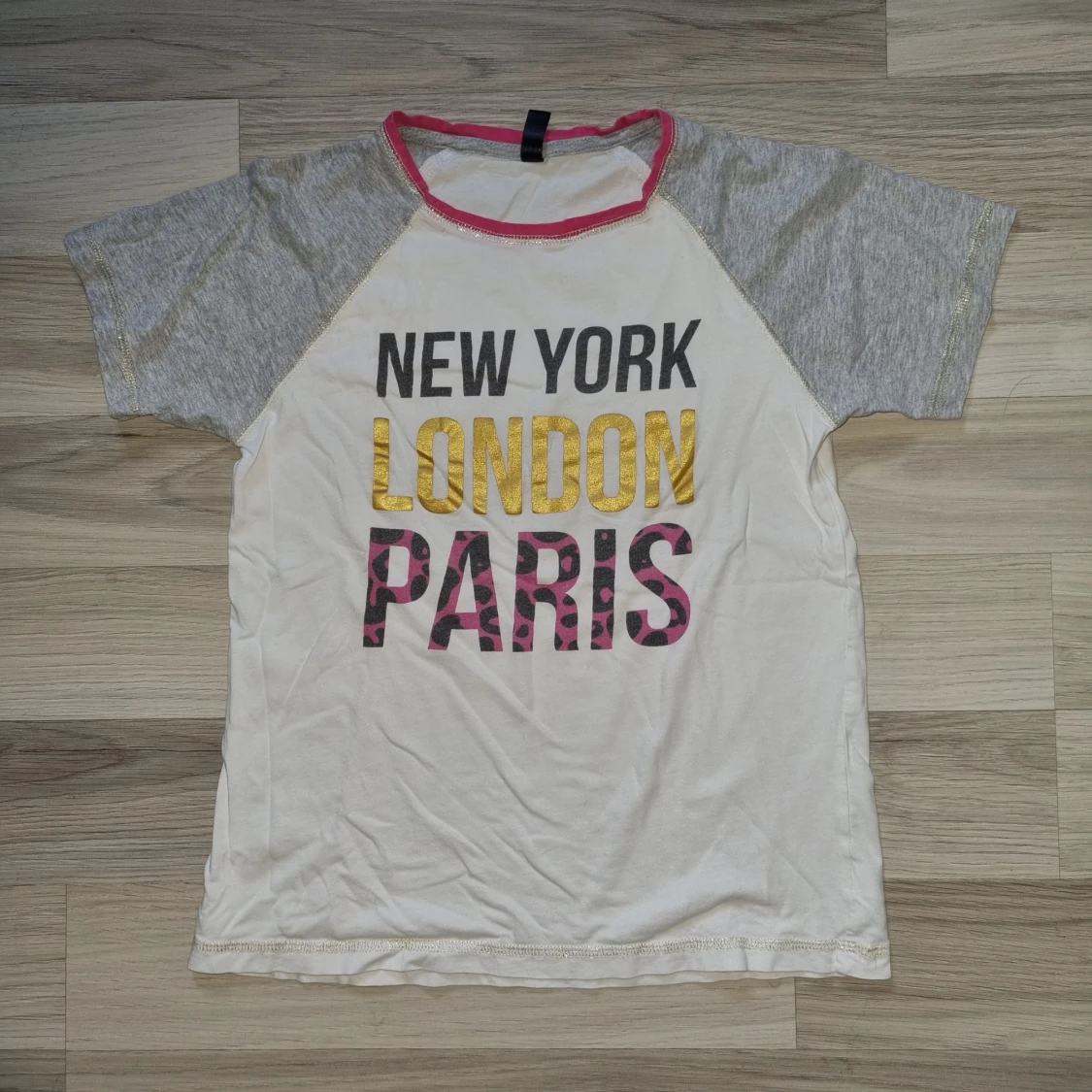 Vit och grå t-shirt med text