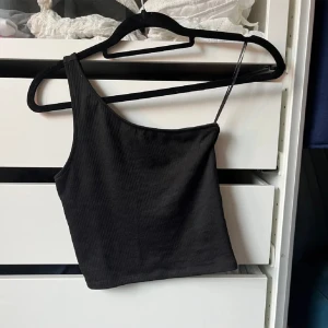 One shoulder topp - As fin men använder inte 🥰