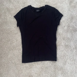 Svart T-shirt - En skön, tajt T-shirt som är jätte bekväm att ha på sig Man kan ha den överallt 