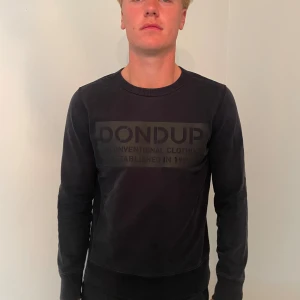 Dondup sweatshirt - Säljer min Dondup tröja som är i storlek M. Den är i bra skick och har inga slitage eller märken. 