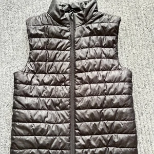 Väst - Snygg väst i storlek 146/152, skulle dock säga XS. 