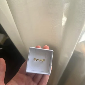 Ny ring från syster P - Mycket bra skit, använd ett fåtal gånger. Fick två liknande i studentpresent så säljer denna😇 nypris är 599 kr