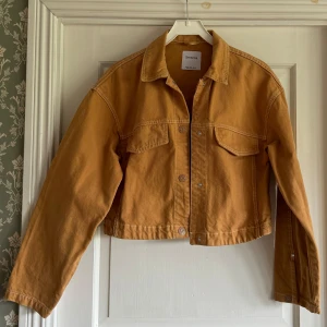 Orange jeansjacka  - Orange jeansjacka från Bershka. Endast använd 1 gång, nyskick