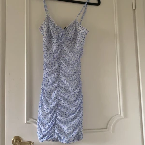Hm blommig klänning  - Säljer denna jättefina blå o vita blommiga klänningen från hm då jag inte använder den längre. Inte mycket använd alls 💕💕