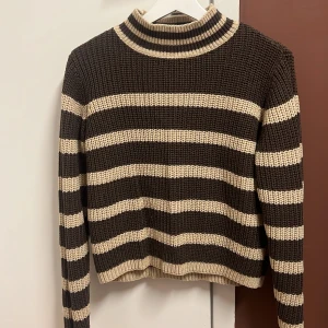 Randig stickad brun-beige tröja - En randig stickad tröja (brun&beige) i storlek M från JdY/Only. 💞