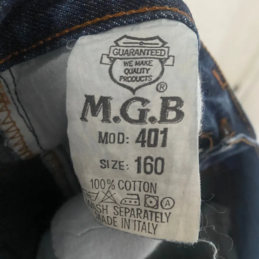 vintage mörkblåa jeans från MGB, de är mid waist och straight i passformen, storlek 160 och passar mig som brukar ha S/36! Jag har även sytt upp dem där nere så att de ska passa mig som är 158 men kan lätt ta bort stygnen om du inte vill ha de! 💞. Jeans & Byxor.