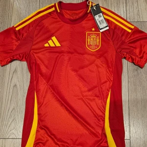 Spanien landslags tröja ORGINAL - Hej! Jag säljer denna ORGINALA Spanien hemmalag tröja, den är i nytt oanvänt skick och i storlek XS! ‼️PRIS KAN DISKUTERAS‼️