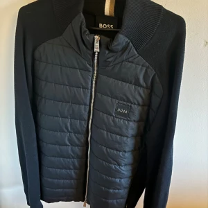 Tunn jacka  - Hugo boss vår/höst jacka i storlek M  Ny skick använd 5 gånger. Ny pris 3000kr jag säljer den för 1000