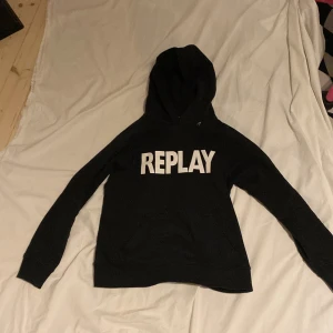 Replay hoddie - Säljer denna Replay hoddie som knappt är använd den passar dig som är 155-165 säljer den pga att den inte passar. Har du några frågor är det bara att fråga på priset kan sänkas vid snabb affär