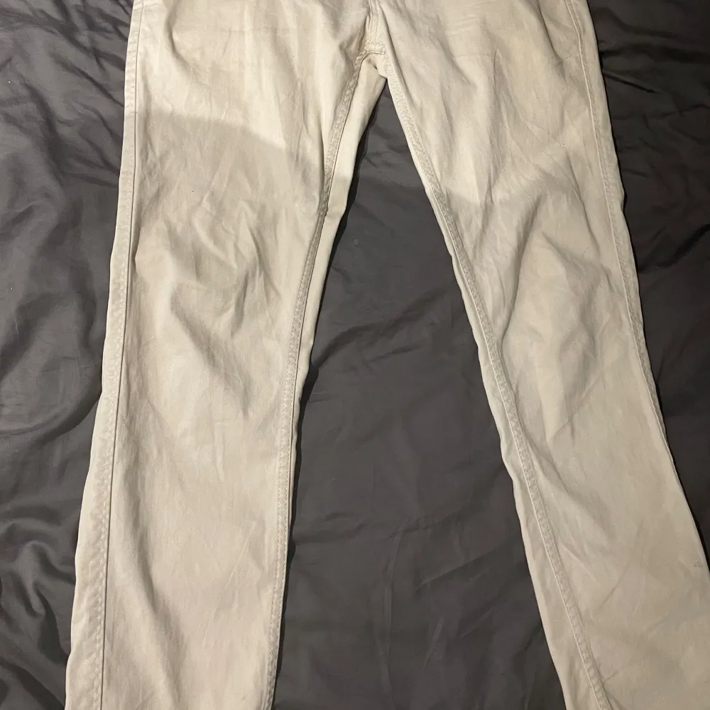 Inga fläckar eller skador, ny pris 1650kr. En vit/beige färg, gillar dem mycket men säljs pga att de har blivit försmå.. Jeans & Byxor.