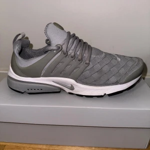 Nike presto grå unika - Helt nya Nike Presto gråa. Väldigt fina skor som jag egentligen vill behålla men som är lite för små för mig. 