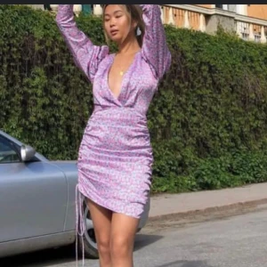 Adoore flerfärgad Amalfi dress 💘 - 💘 Första bilden är ej min, kan skicka fler egna bilder om så önskas 💘  Fin klänning från adoore, storlek 36, använd en gång. Säljer då färgen inte riktigt passar mig 💛