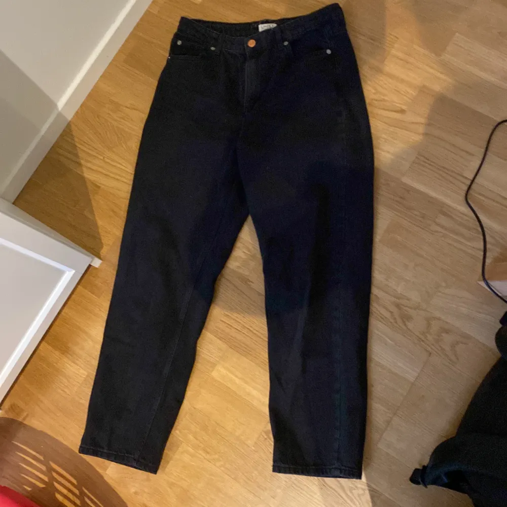 Hög missade svarta min jeans, går att justera storleken på midjan.. Jeans & Byxor.