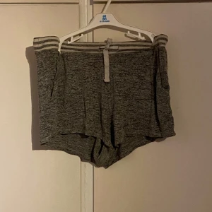 Shorts  - Mjukisshorts som är väldigt luftiga  Hela och rena 