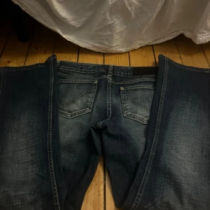 Lowaisted jeans - Lowaisted vida jeans, väldigt bra skick, har gjort två små hål för att få igenom en tråd för midjan men de syns inte alls när man har på sig  de. Syns på sista bilden! 