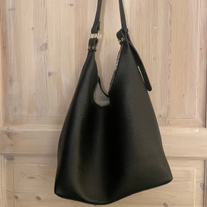 Väska - Super snygg väska i gott skick! Kan tänka mig gå ner i pris💕