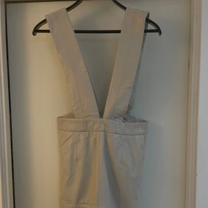 Klänning i läder - Sjukt cool klänning i vitt läder! Axelbanden är avtagbara och kan alltså bäras som en tubklänning. Knappt använd, nypris runt 5000:-🤍 från märket One & Other, passar en 38
