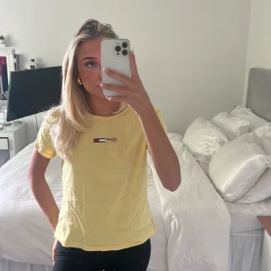 T-shirt - T-shirt. Lite nopprig men snygg övrigt!! Storlek M men passar mig som har XS/S. 