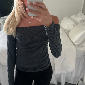 Tröja  - Offshoulder tröja från bikbok storlek S. Bra skick. Har gummi på insidan så att den ska sitta på plats. 