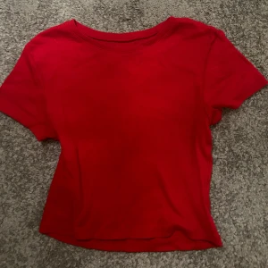 Röd topp - Knappt använd Strl S