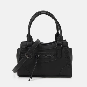 fin handväska  - säljer min fina handväska ifrån gina, den rymmer väldigt mycket mer än va de ser ut. använd är fåtal gånger, skriv till om ni vill ha bättre bilder🩷 ( OBS kan gå ner i pris vid snabb affär ) nypris 400 kr 