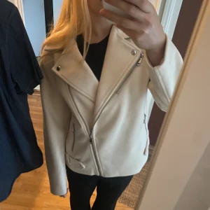 Jacka vit - Säljer en väldigt fin vit/benvit jacka från Vero Moda som du kan ha i alla väder🙌🏼  Jackan är i storlek S men är stor i storleken så skulle mer säga strl M Den är helt oanvänd då den bara hängt i garderoben och tagit plats - bild 6
