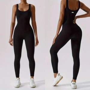 Helt ny onepiece / jumpsuit stl M, Mooslover. Helt normal i stl, som en 38/40. Superskön fast mjuk kvalite, jättefin på!  https://mooslover.com/products/ribbed-solid-color-tummy-control-sleeveless-seamless-jumpsuit-tt-sjwc001?variant=44009932325083