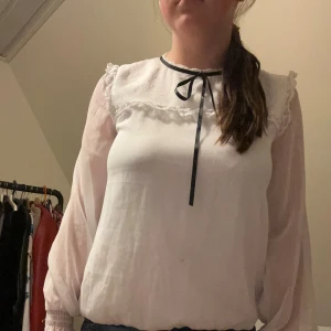 Snygg formell blus🐚🎧🤍 - Snygg blus som passar till formella tillfällen. Från H&M i storlek 170, men passar S-M. Säljer då den inte riktigt är min stil. Har lite oldmoney vibes 💌🎤🤍