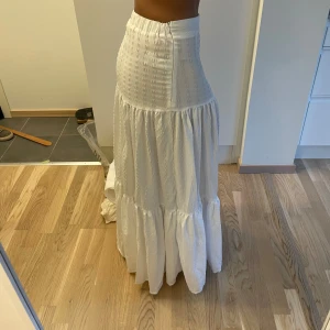 Vit långkjol - Supersöt vit långkjol från Boohoo, oanvänd med lappar kvar. Resor baktill. 