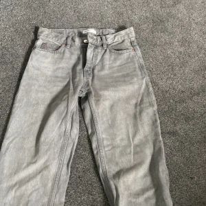 Jeans - Säljer dessa gråa low straight jeans från gina tricot. De har en liten svart fläck på höger ficka där bak som går bort i tvätten. Nypris 500 kr.
